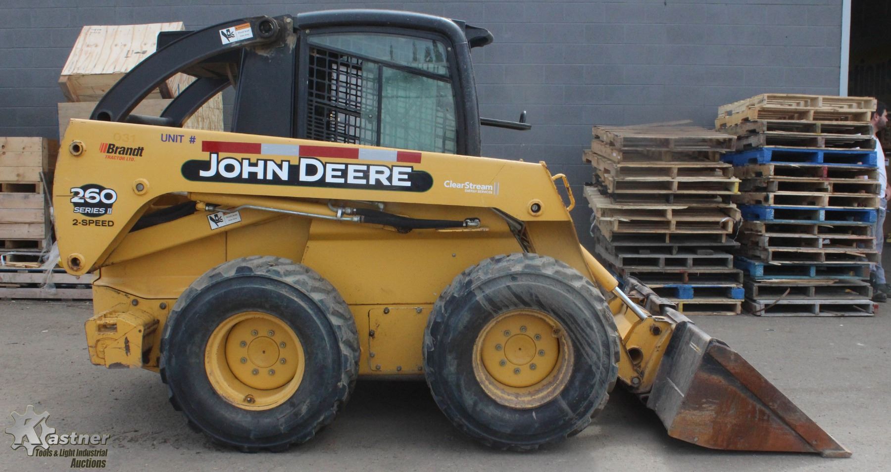 260 2 2003 JOHN DEERE 260 SERIES 2 SKID STEER W/ BUCKET