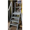 Image 1 : SET OF METAL STAIRS