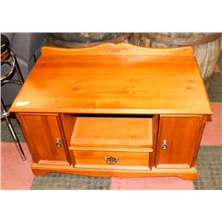 PINE WOOD TV ENTERTAINMENT STAND, 39"X22"X25.5"