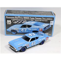RICHARD PETTYS 1969 FORD TORINO TALLADEGA 1:24