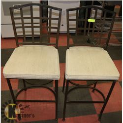 PAIR OF BAR HEIGHT STOOLS.