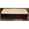 Image 1 : PADDED TOPPED BENCH.
