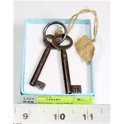 PAIR OF VINTAGE / ANTIQUE SKELETON KEYS