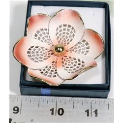 VINTAGE CELEBRITY FLOWER BROOCH