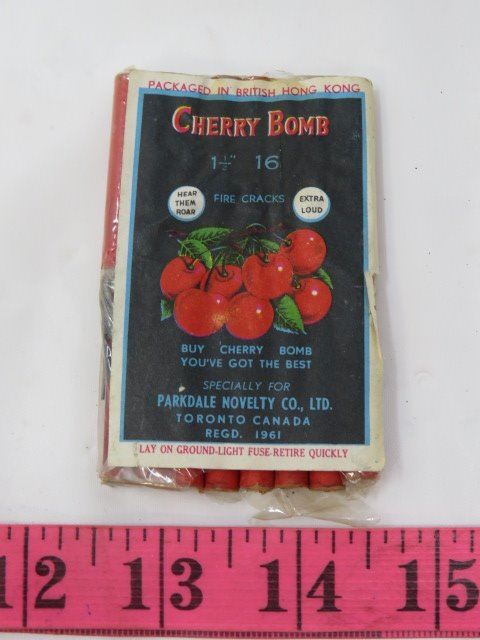 FIRECRACKERS (VINTAGE) *NOVELTY FIRECRACKER PACKAGE* (MUST BE PICKED UP ...