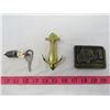 Image 1 : LOT OF 3 COLLECTIBLES (BRASS DOOR KNOCKER, INTERNATIONAL TRUCKS BELT BUCKLE, IGNITION W/KEYS)