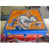Image 2 : LOT OF WAYNE GRETZKY ITEMS (LUNCH BOX, POSTER, DVD)