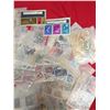 Image 2 : 100 Glassine Envelopes of Old World Stamps Over 1,000 Stamps