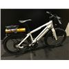 Image 2 : WHITE STROMER SWISS BORN 16.5" 9 SPEED ELECTRIC ASSISTED HYBRID BICYCLE WITH CHARGER