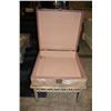 Image 2 : FLORAL DESIGN TRUNK ON STAND