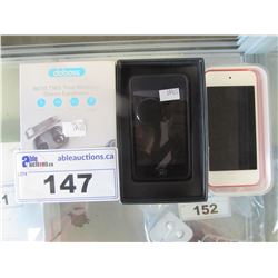2 IPOD TOUCHES & DOBOSS HEADPHONES