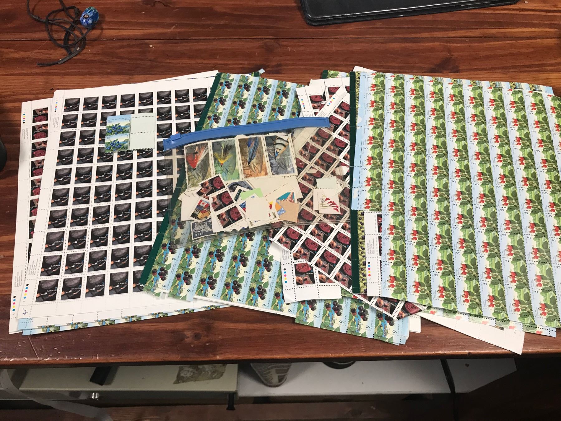 LARGE CANADIAN STAMP COLLECTION (POLICE RECOVERED)