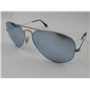 Image 2 : PAIR OF AUTHENTIC POLARIZED RAY-BAN AVIATOR SUNGLASSES (RB3025) *SOME CHIPS*