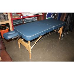 MASTER MASSAGE TABLE WITH PILLOWS