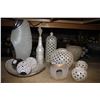 Image 2 : LOT OF WHITE DECOR (APPROX. 12 PIECES)