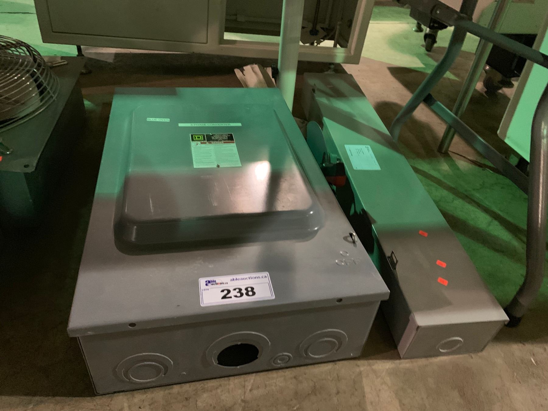 SQUARE D 3 PHASE ELECTRICAL SHUT-OFF SWITCH & 4 WIRE ELECTRICAL ENCLOSURE