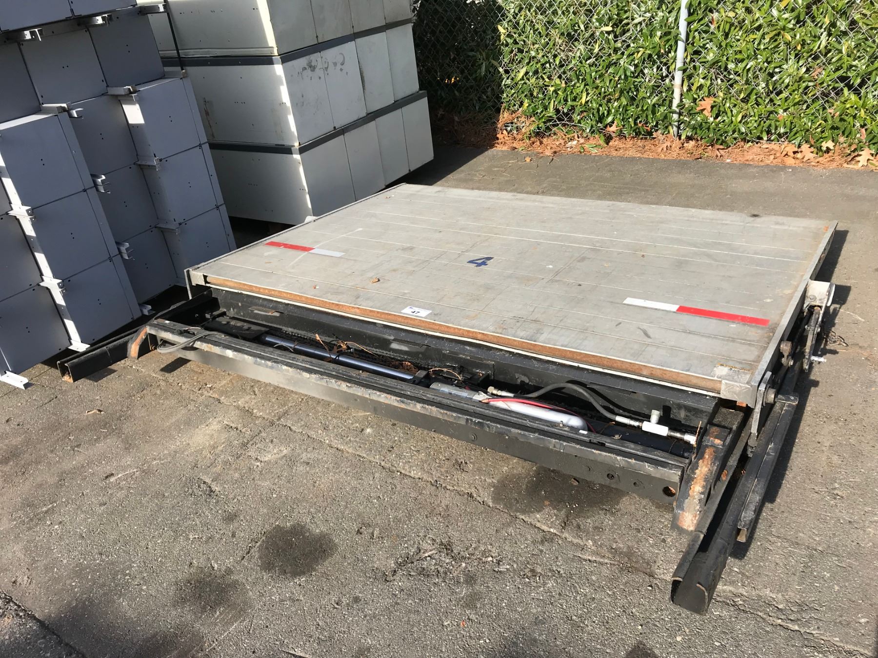 TOMMY GATE 5' X 7' ALUMINUM HYDRAULIC LIFT GATE Able Auctions