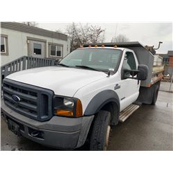 2006 FORD F-550 XL SD, 2DR DUMP, WHITE, DIESEL, AUTOMATIC, VIN#1FDAF56P26EC52280, 81,192KMS, RD,AC,