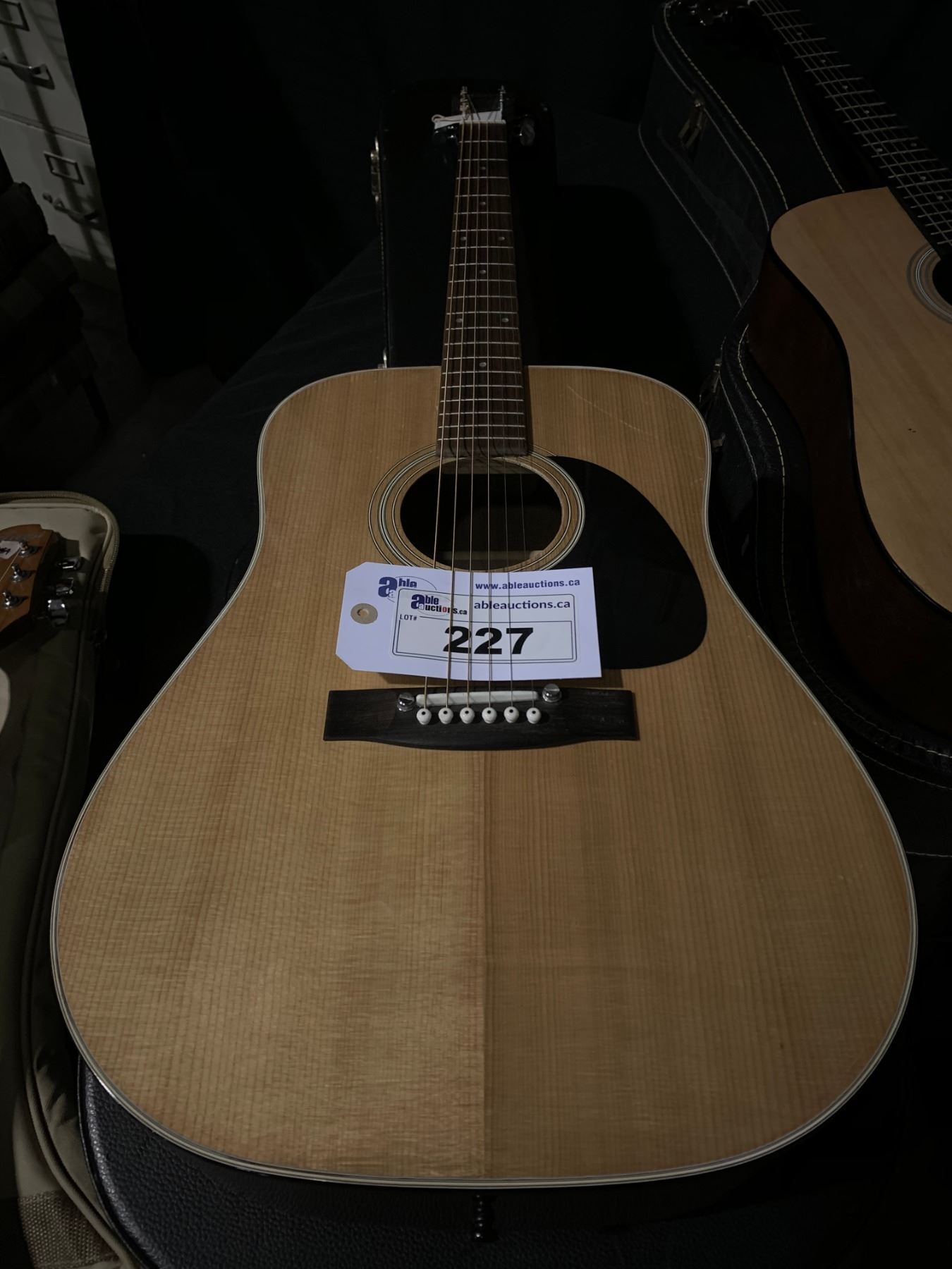 MORRIS W601 ACOUSTIC GUITAR WITH HARD CASE