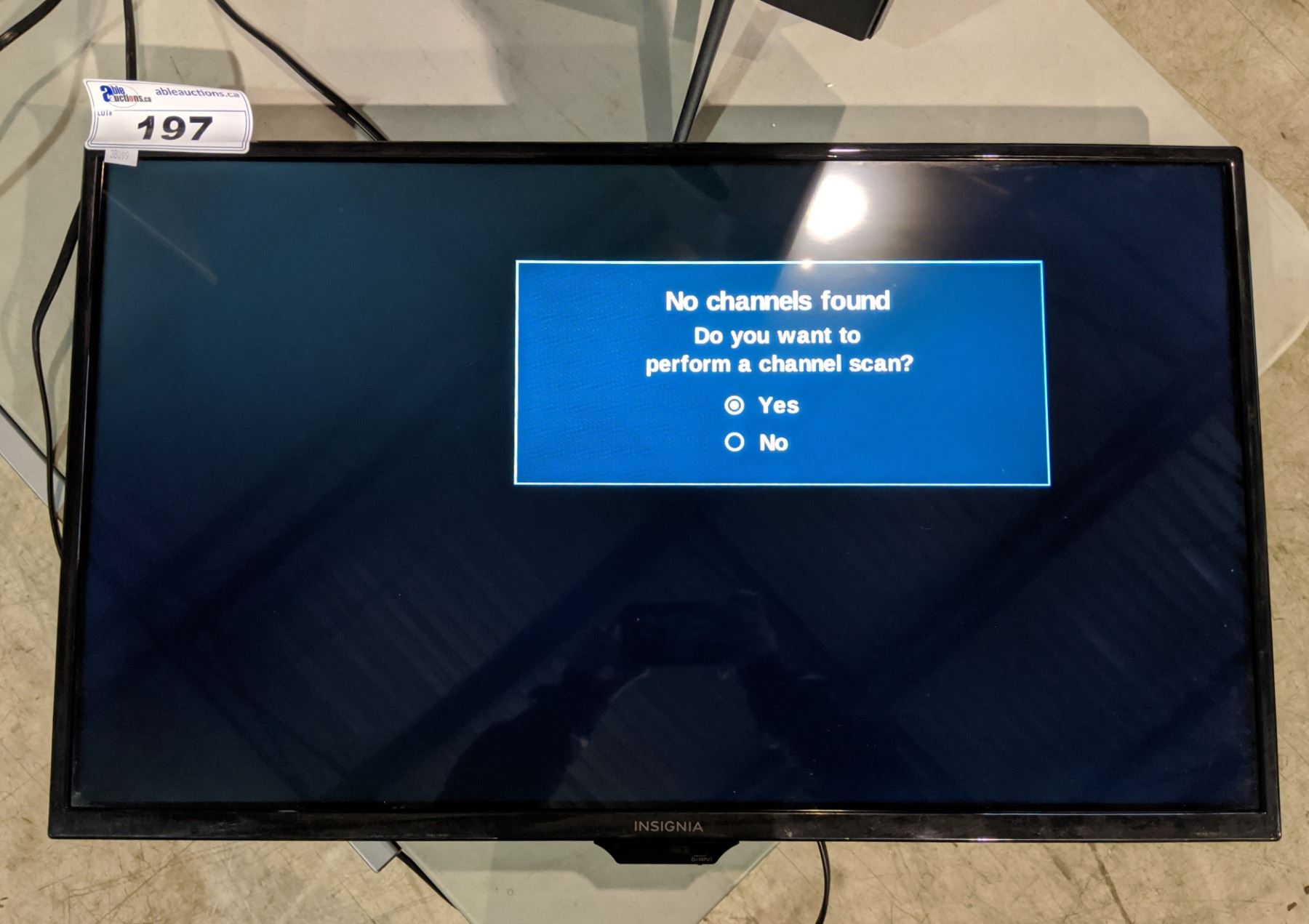 32" INSIGNIA HD TV WITH REMOTE (MODEL NS-32D220NA18) - Able Auctions