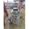 Image 2 : LOT OF 2 SAW HORSES AND BOTTLE JACK