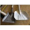 Image 2 : LOT OF 3 SHOP ITEMS (2 X SHOVELS, 1 X SHOP BROOM)