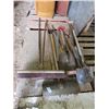 Image 2 : LOT OF SHOVELS AND BROOMS