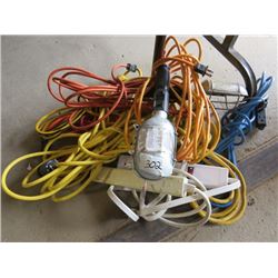 LOT OF SHOP SUPPLIES (2 X TROUBLE LIGHTS, 2 X POWER BARS, 6 X EXTENSION CORDS)