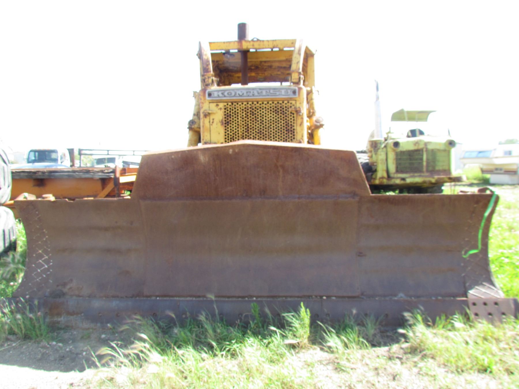 DOZER (D85 KOMATSU) *COMES WITH BLADE AND RIPPER SHANK* (RUNS WELL ...