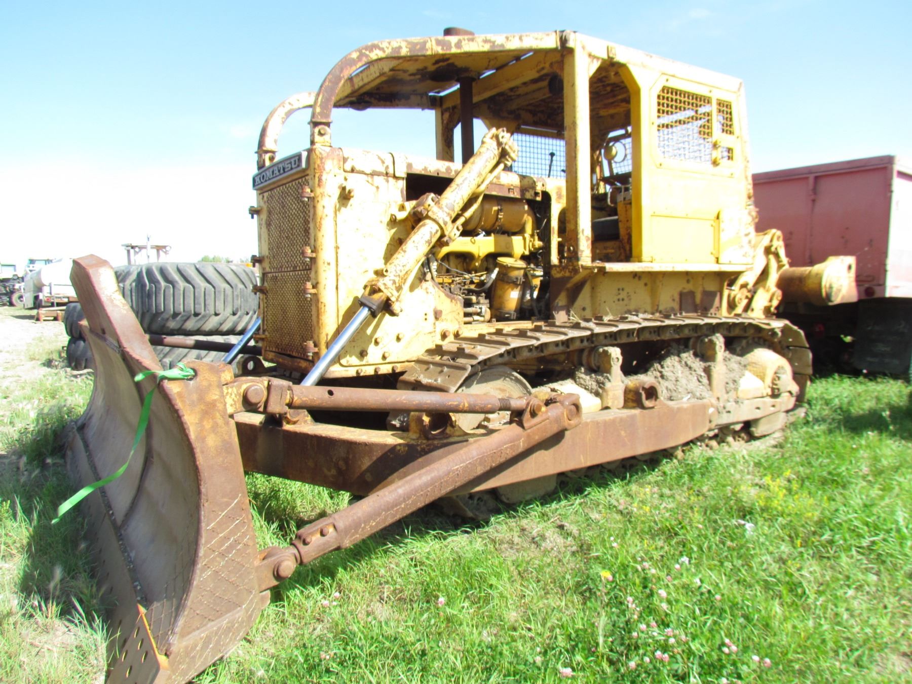 DOZER (D85 KOMATSU) *COMES WITH BLADE AND RIPPER SHANK* (RUNS WELL ...