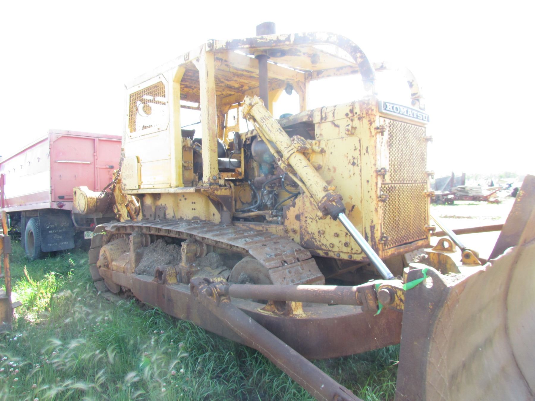 DOZER (D85 KOMATSU) *COMES WITH BLADE AND RIPPER SHANK* (RUNS WELL ...