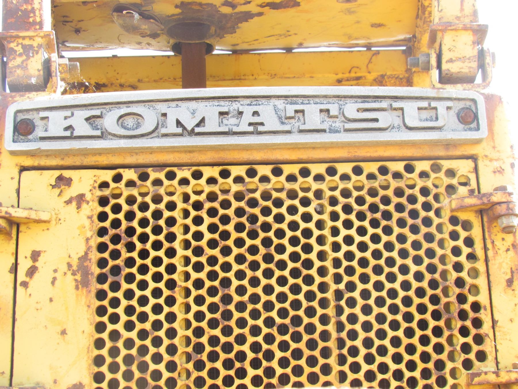 DOZER (D85 KOMATSU) *COMES WITH BLADE AND RIPPER SHANK* (RUNS WELL ...