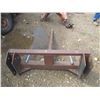 Image 2 : BALE SPEAR - FITS 707 LEON LOADER