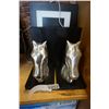 Image 2 : DIGITAL PICTURE FRAME AND METAL HORSE HEAD BOOKENDS