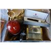 Image 3 : VINTAGE RADIO AND BOX OF COLLECTIBLES