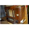 Image 2 : 1939 WESTINGHOUSE RADIO AND VINTAGE RECORD PLAYER