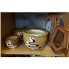 Image 1 : 3 PLANTERS AND OAK CASED WALL CLOCK