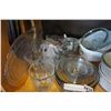 Image 2 : SHELF LOT OF PYREX, CORNINGWARE, AND GLASSWARE