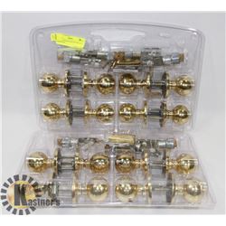 LOT OF 8 BRASS DOOR KNOBS WITH HARDWARE