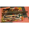 Image 1 : FLAT OF ASSORTED HAND TOOLS INCLUDING SAWS,