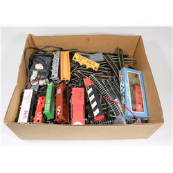 TRAY OF ASSORTED TRAIN CARS AND TRACKS