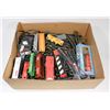 Image 1 : TRAY OF ASSORTED TRAIN CARS AND TRACKS