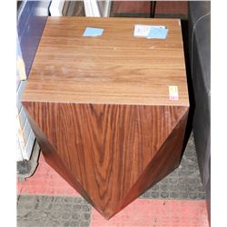BOUTIQUE DESIGNER WOOD TONE END TABLE. FURNITURE