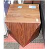Image 1 : BOUTIQUE DESIGNER WOOD TONE END TABLE. FURNITURE