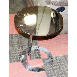 BOUTIQUE CHROME METAL END TABLE. 18"X22".