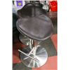 Image 1 : SET OF 2 TRACTOR SEAT STYLE HYDRAULIC STOOLS