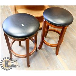 LOT OF 2 WOOD BLACK LEATHERETTE SWIVEL BAR STOOLS