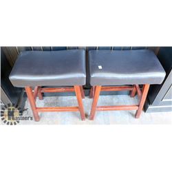 CHERRY WOOD AND LEATHERETTE STOOL SET.
