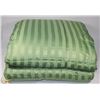 Image 1 : GREEN COMFORTER REPACKED