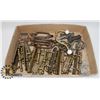 Image 1 : FLAT OF VINTAGE HARDWARE, PULLS AND MORE